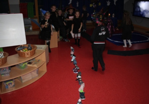 przedszkolaki układają buty jeden za drugim